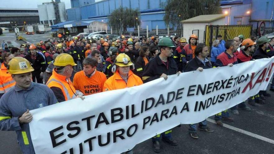 Protesta de la plantilla de Alcoa en A Coruña, en demanda de una tarifa eléctrica estable para la industria.