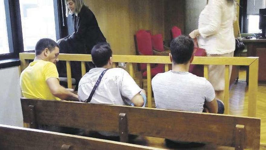 Los acusados,en el juicio. // FdV