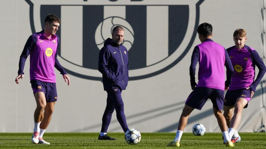 Hansi Flick durante el último entrenamiento del FC Barcelona antes del partido de la Champions 2025/26 contra el Eintracht Frankfurt