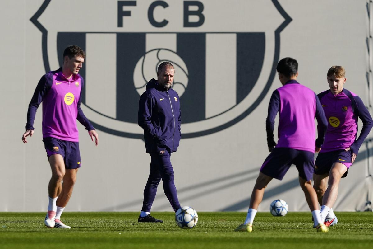 Hansi Flick durante el último entrenamiento del FC Barcelona antes del partido de la Champions 2025/26 contra el Eintracht Frankfurt