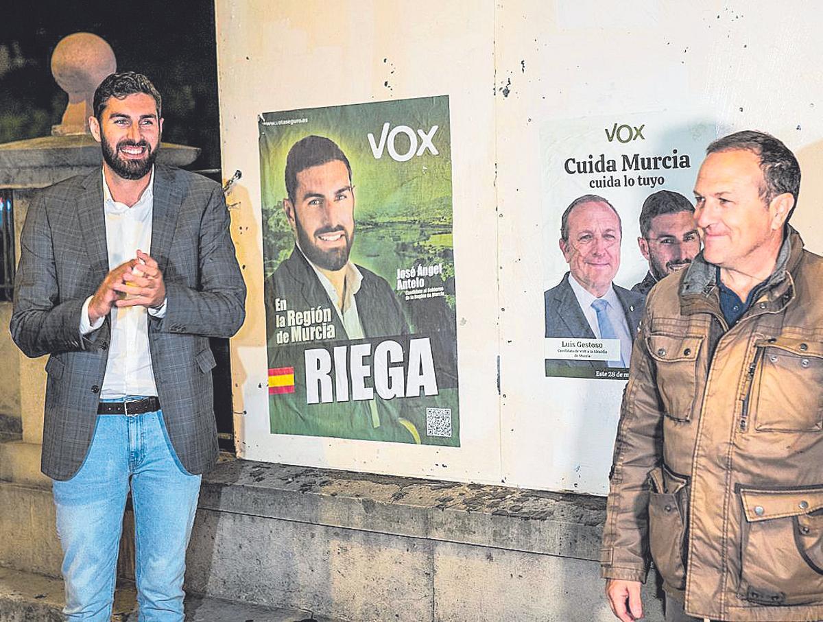 José Ángel Antelo y Luis Gestoso en la pegada de carteles en Murcia.