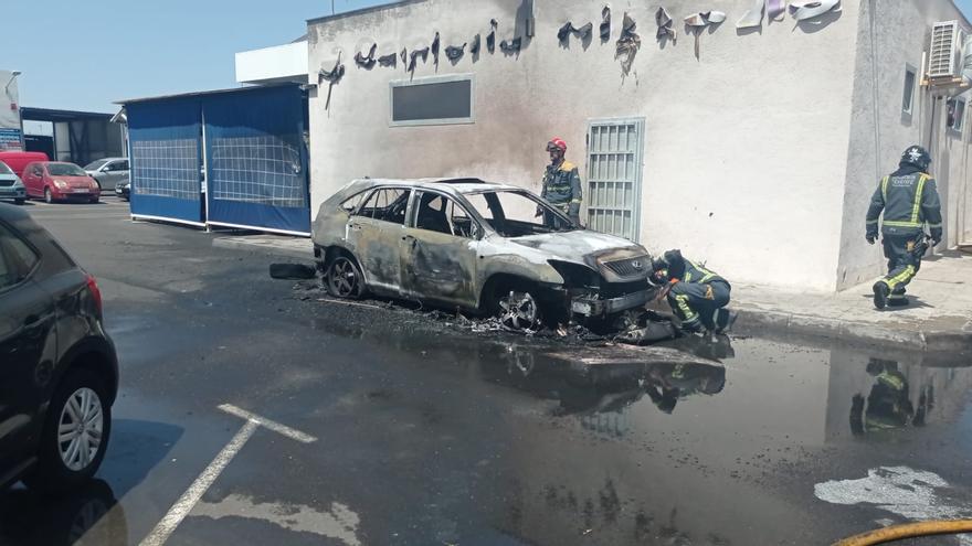 El incendio en un coche obliga a desalojar una gasolinera en Tenerife