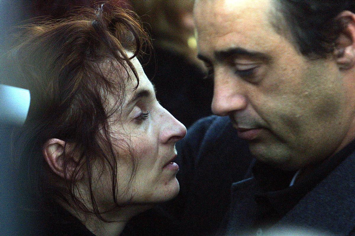 Paquita y su esposo, en las exequias por sus dos hijos pequeños; al término del funeral, ella fue arrestada.