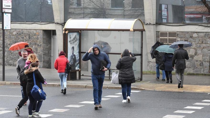 Abrigos y paraguas un día lluvioso en A Coruña.