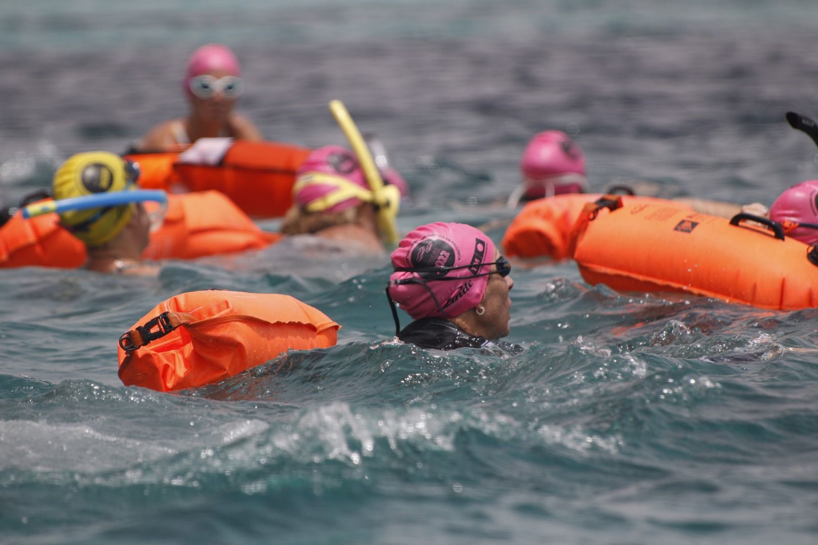 Un total de 211 participantes se lanzan al mar para recaudar fondos y financiar las sesiones de rehabilitación de Respiralia