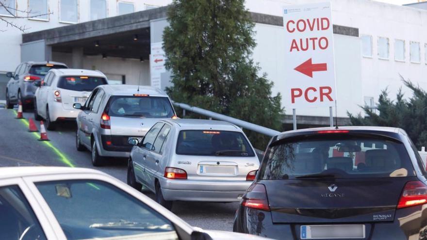 Cola de vehículos en el acceso al &#039;covid-auto&#039; en un hospital de Galicia.