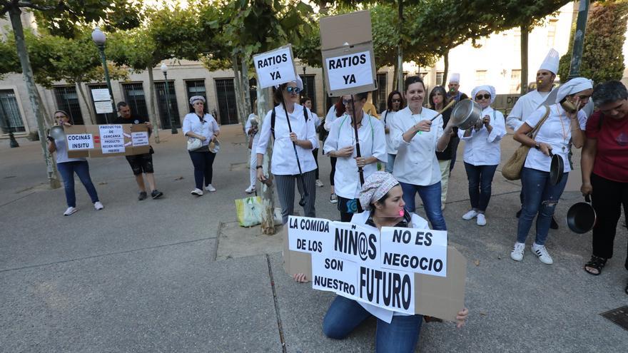 Cocineros y ayudantes de cocina de los colegios públicos de Aragón volverán a concentrarse el 11 de octubre