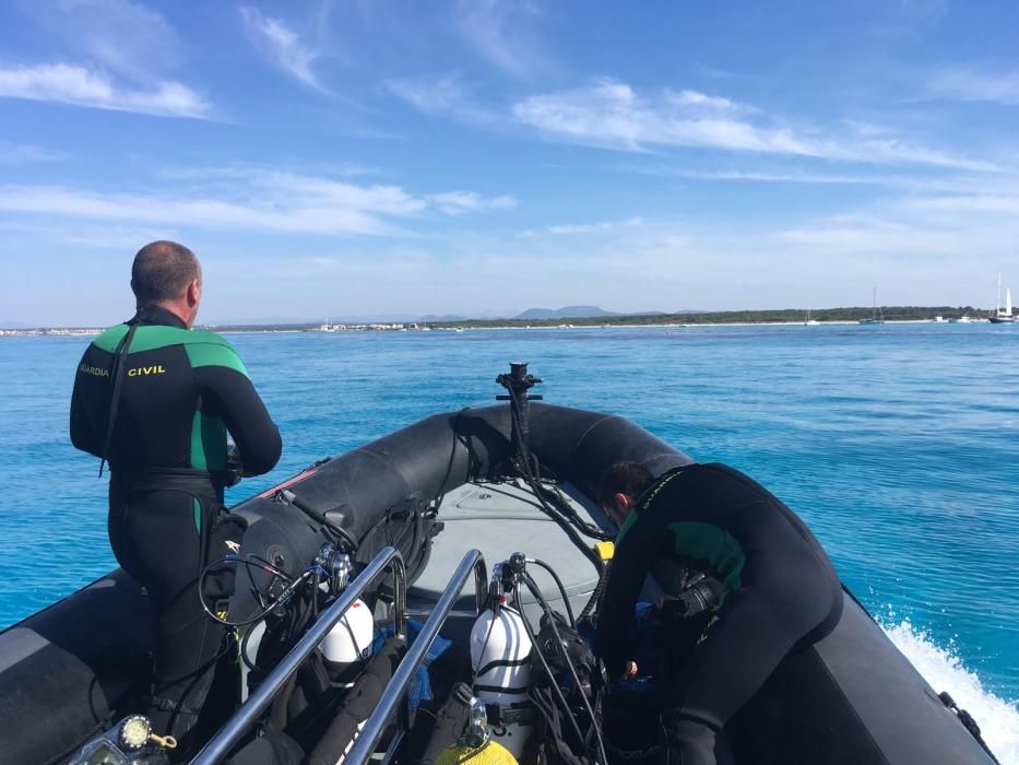 Los buzos de la Guardia Civil recuperan el brazo del submarinista de es Trenc