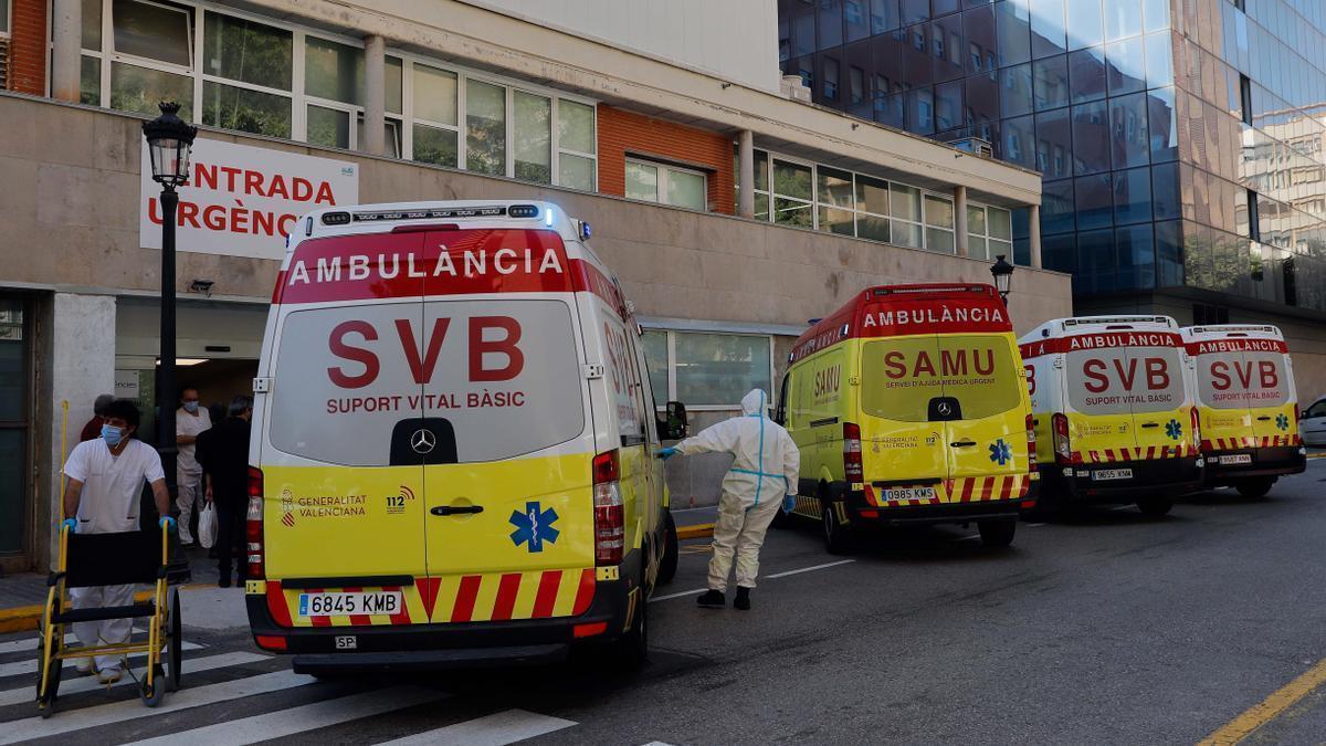 Ambulancias a las puertas de urgencias del Clínico de València, donde está ingresada la mujer y su bebé