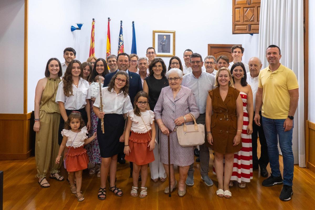 La familia del maestro Ferrero posa junto al alcalde de Ontinyent, el presidente y la vicepresidenta de la diputación y el presidente de Festers, ayer.