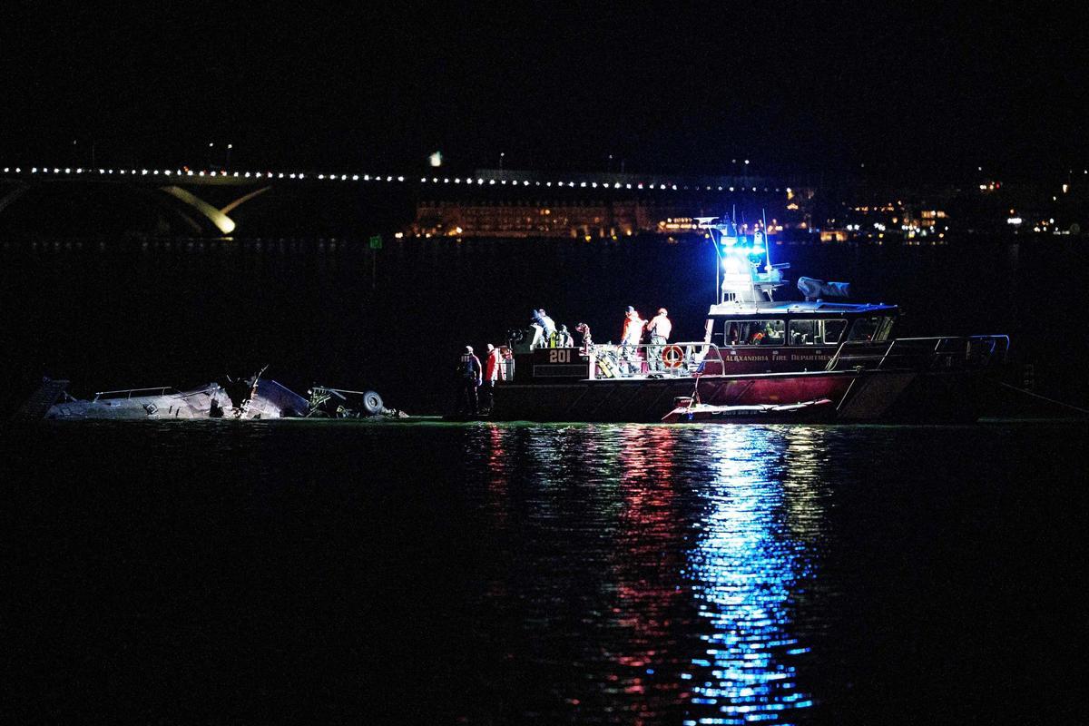 Un avión comercial de American Airlines con 64 personas se estrella sobre el río Potomac en Washington