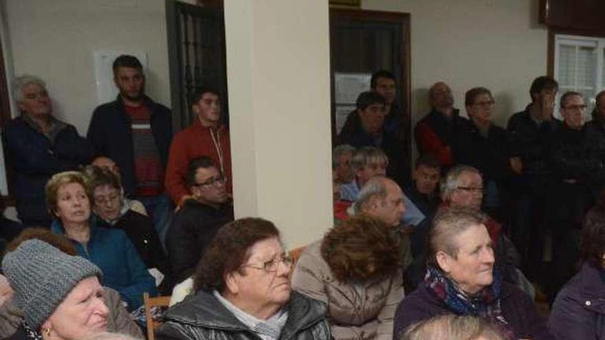 Asistentes a una asamblea sobre el proyecto de Verducido. // R. V.