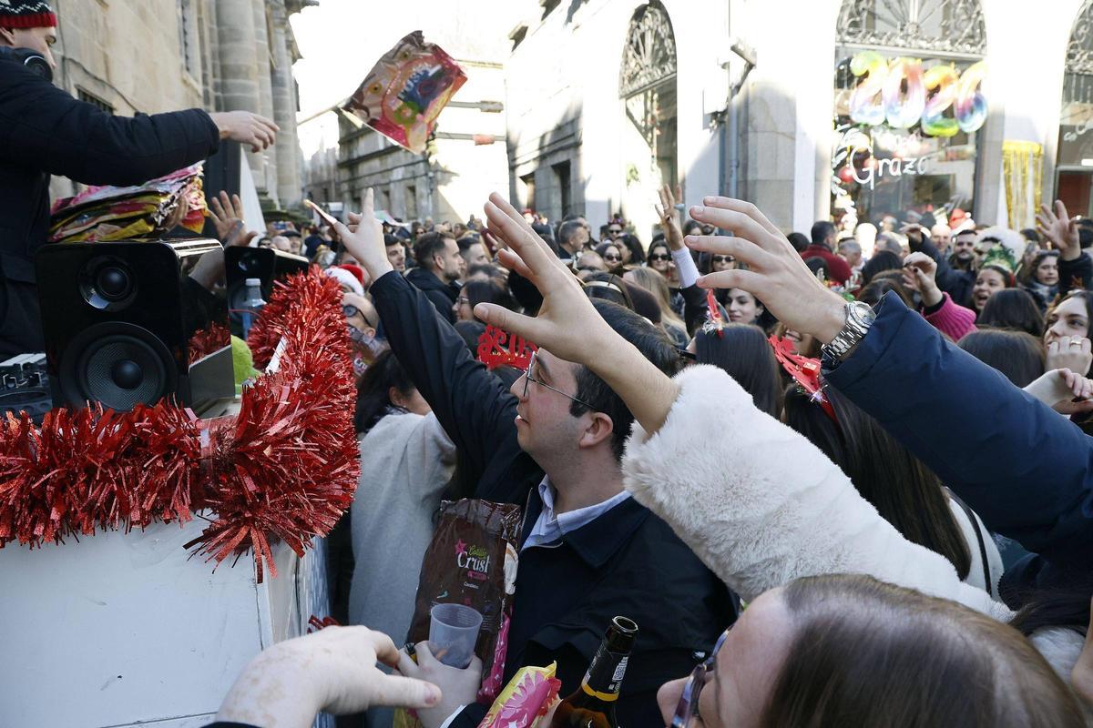 Lleno total para celebrar la "Tardevieja" en la zona vieja