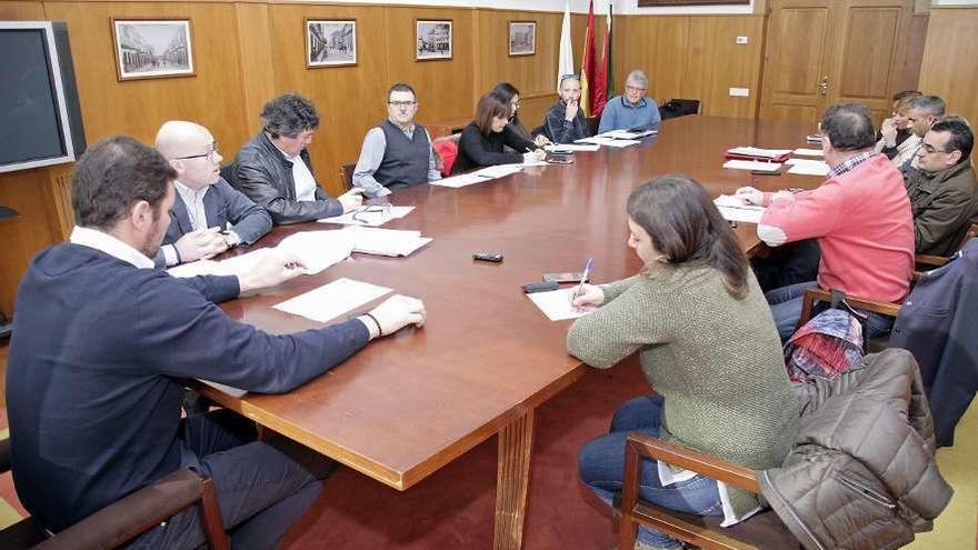 Asistentes a la mesa de negociación de A Estrada, en la mañana de ayer. // Bernabé / Juan Carlos Asorey