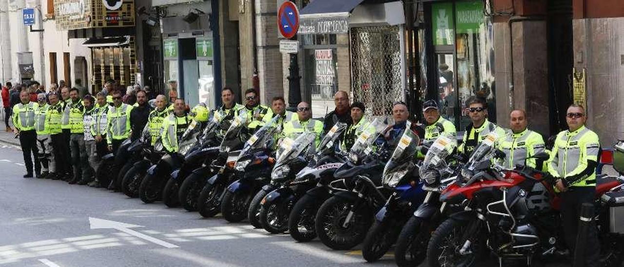 Los componentes del Motoclub Motovuelta en la pasada edición de la Vuelta a Astuiras.