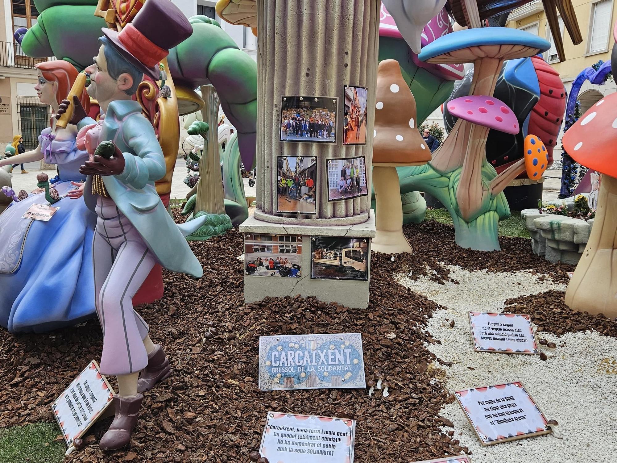 Las fallas de Carcaixent se llenan de críticas contra Mazón y homenajes a los voluntarios