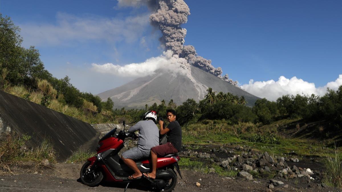 erupción del volcán mayon en filipinas