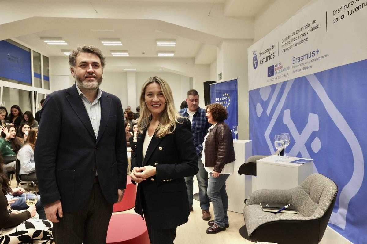 Jonás Fernández y Susana Solís, en Oviedo; detrás, Francisco de Asís y Beatriz González, director de Juventud y viceconsejera de Derechos Ciudadanos del Principado, en Oviedo.