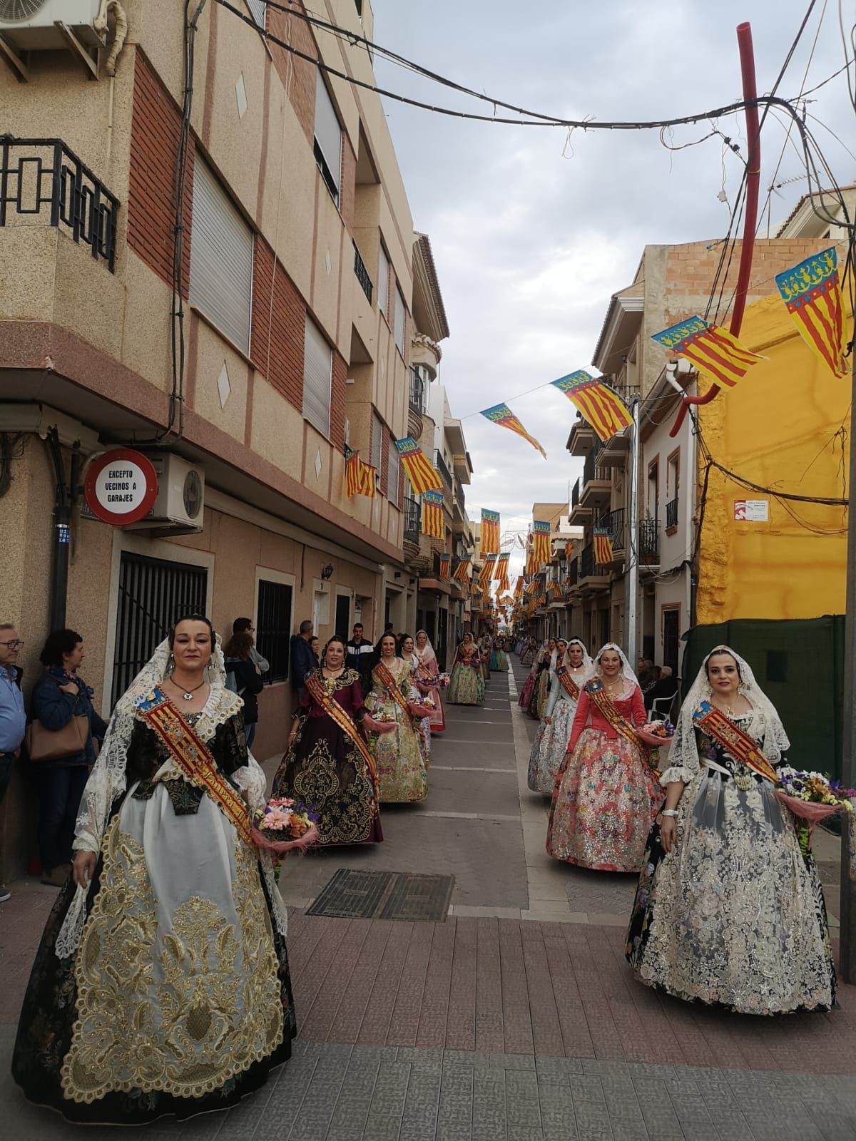 Las seis comisiones de Riba-roja de Túria celebran la Ofrenda a la Mare de Déu dels Desamparats