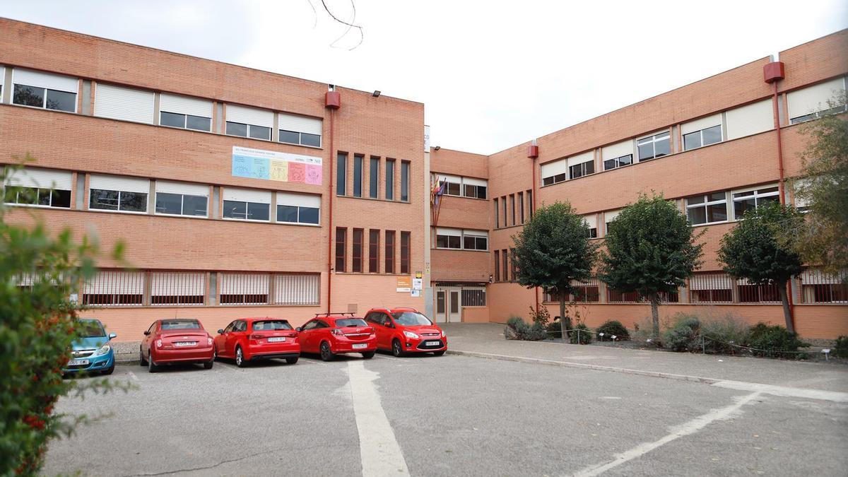 Inmediaciones del instituto Grande Covián de Zaragoza, este miércoles.