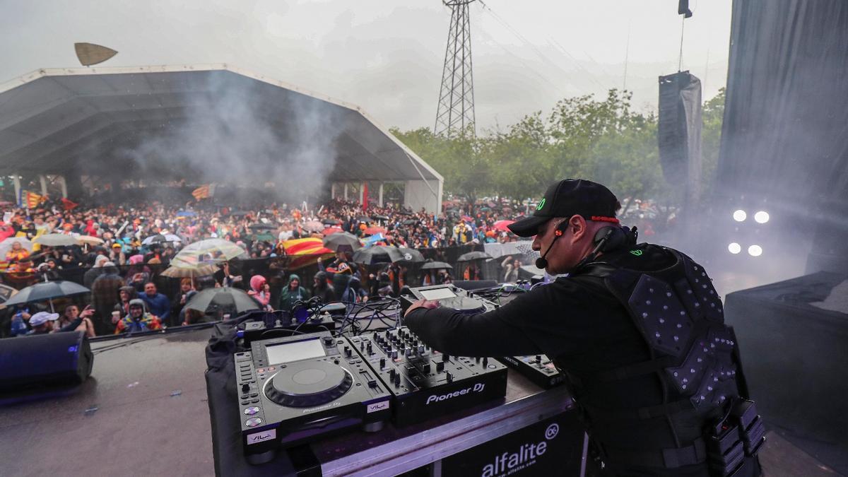 Chimo Bayo animando el ambiente en la zona fan de Sevilla.