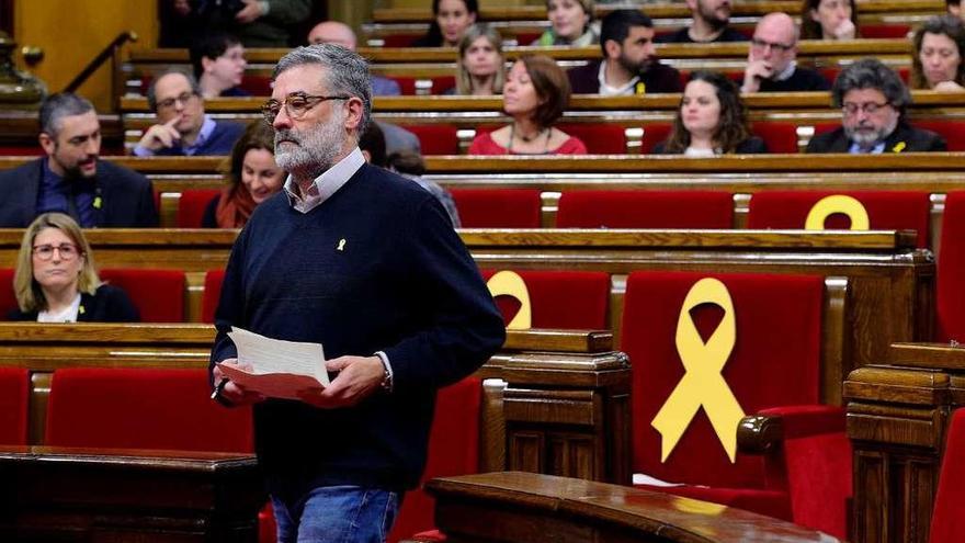 El portavoz de la CUP, Carles Riera, se dirige a la tribuna durante el Pleno de ayer en el Parlamento catalán.