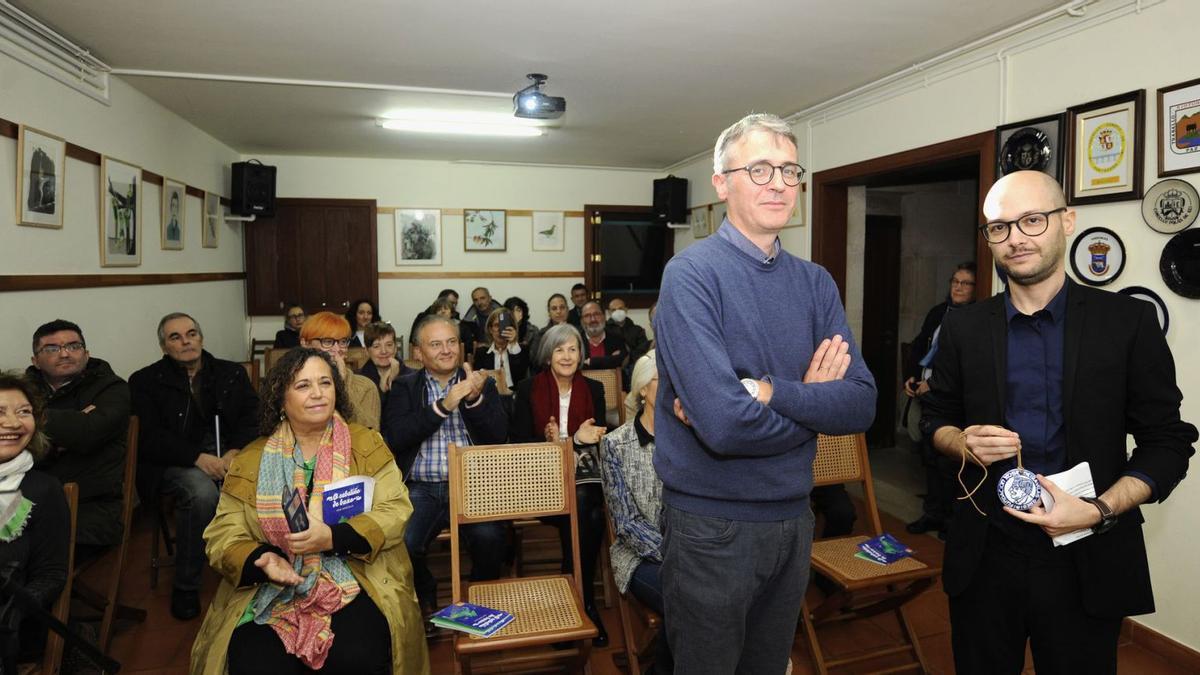 Fernando Redondo e Álvaro Domínguez, onte, na entrega do Premio 
Xosé Neira Vilas de Novela Curta.   | // BERNABÉ/JAVIER LALÍN