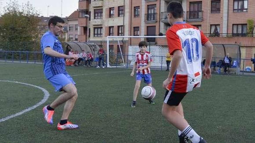 Ricardo Rodil, de la peña Azul Versalles, busca un balón en El Quirinal.