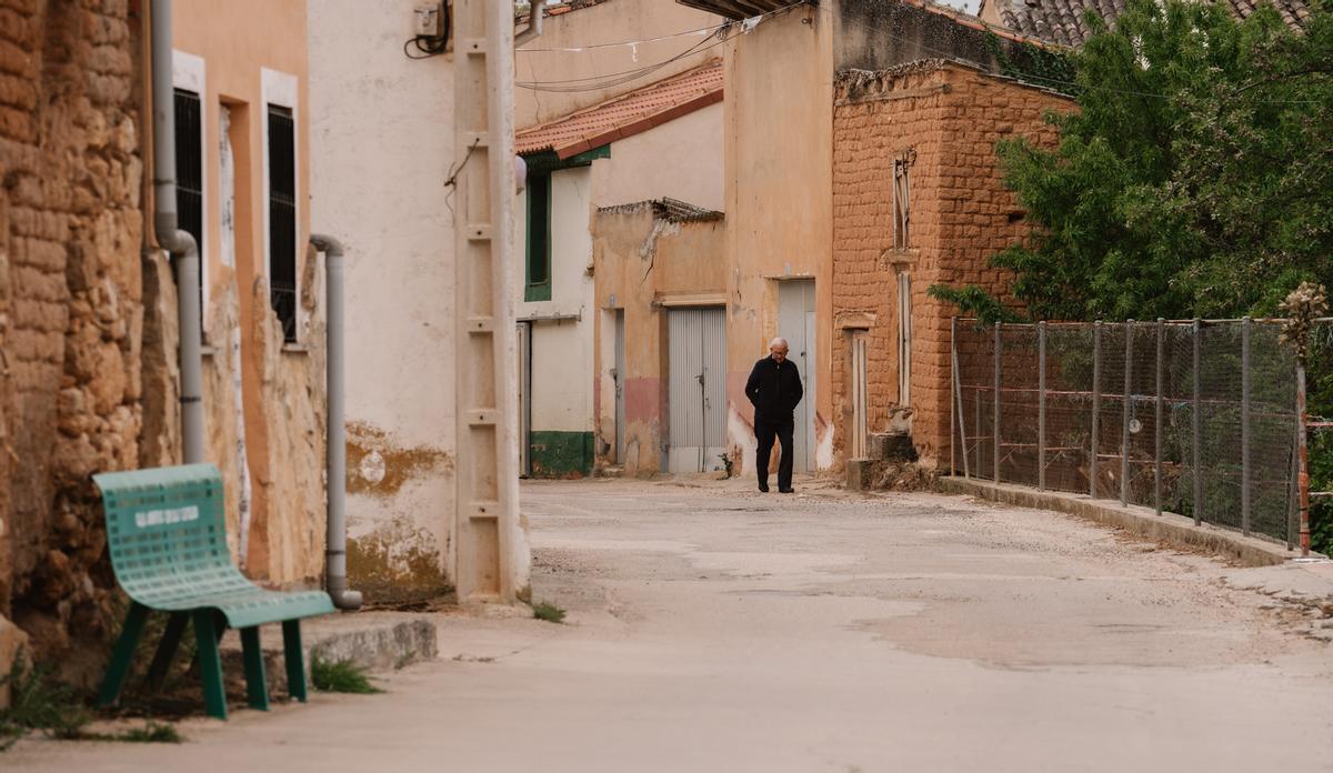 Un vecino de Anguix, en Burgos, donde la tasa de paro es cero, pasea por una de las calles.