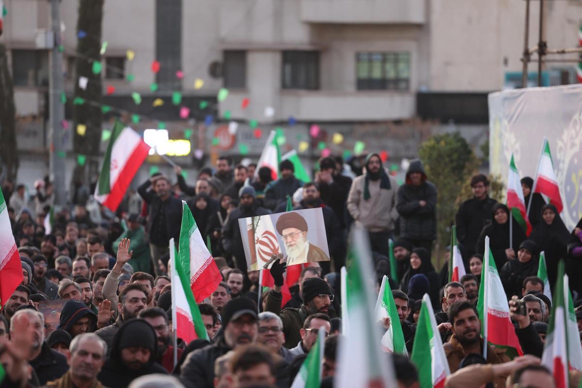 Lágrimas, dolor y deseos de venganza entre los acólitos de Jameneí en un Teherán blindado