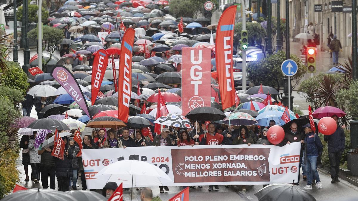 Manifestación en Vigo convocada por los sindicatos CCOO y UGT con motivo de la celebración del Día Internacional del Trabajo.