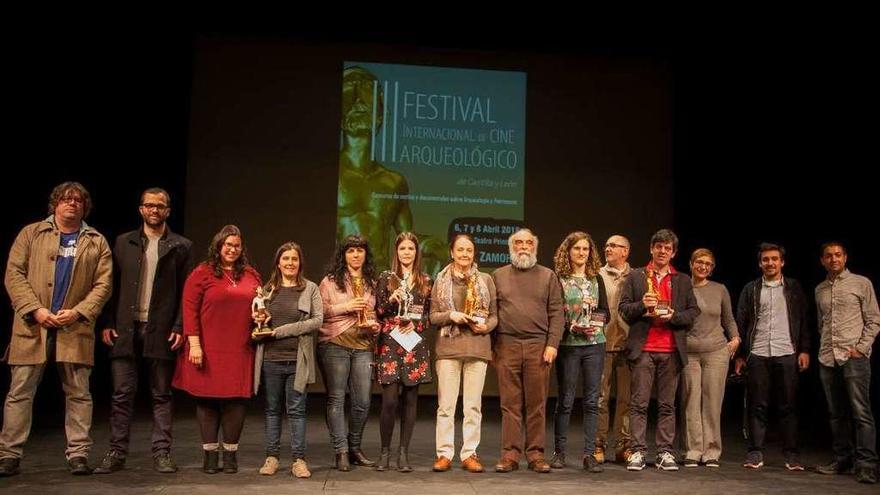 Foto de familia de los galardonados en el escenario del Teatro Principal.