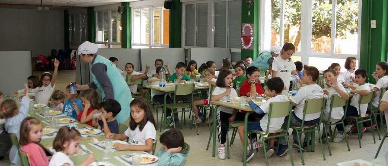 Usuarios y personal del comedor del colegio de Figueiroa, el pasado mes. // Bernabé/Ana Agra