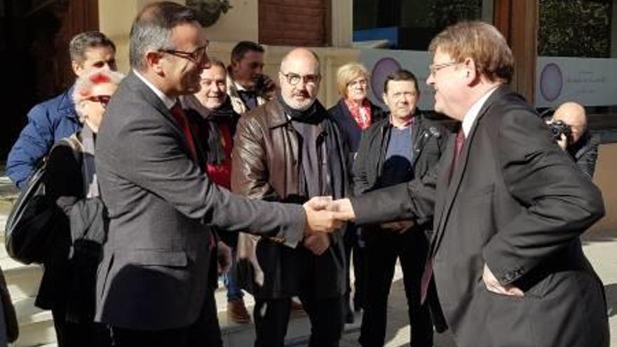 Ximo Puig saluda a Diego Conesa a su llegada al Casino de Orihuela, en presencia de alcaldes y ediles.