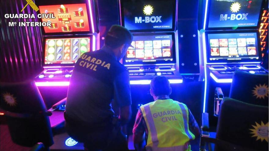 La Guardia Civil inspecciona las máquinas recreativas afectadas.