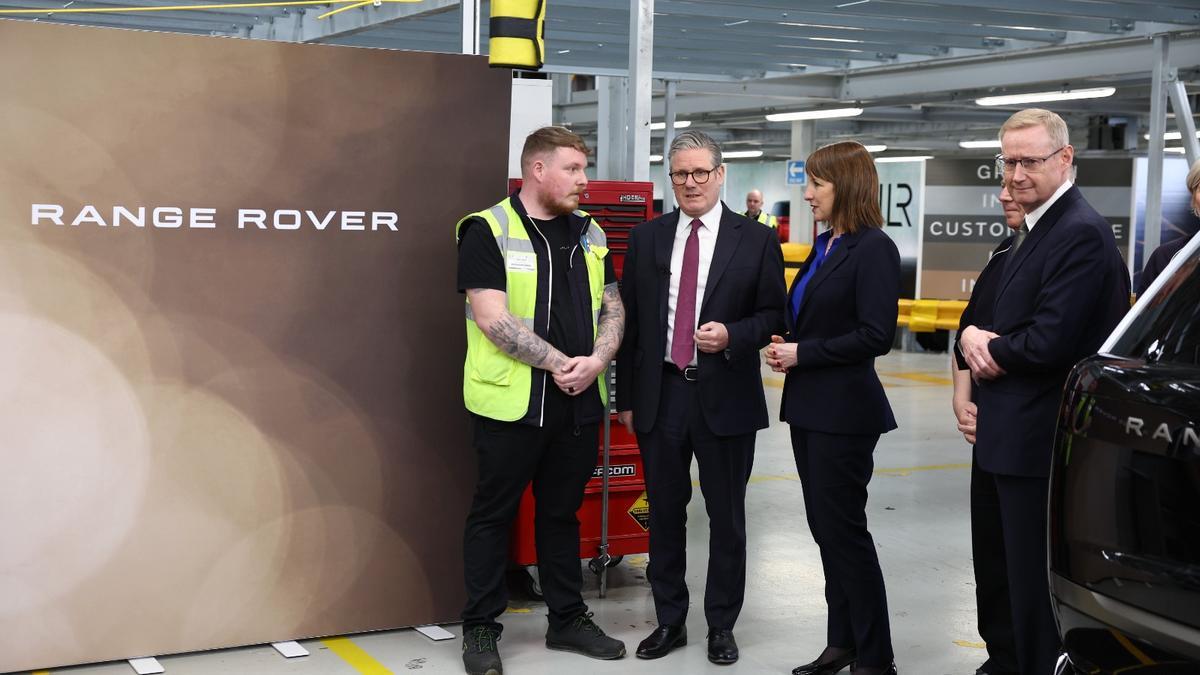 El 'premier' británico Keith Starmer, durante la visita de este lunes a la fábrica de Range Rover.
