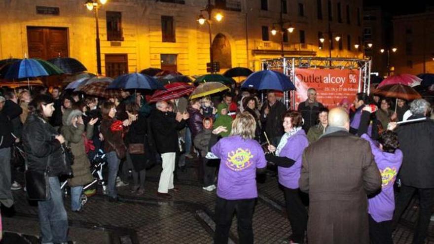 La concentración se desarrolló en la plaza de España bajo una fina lluvia.