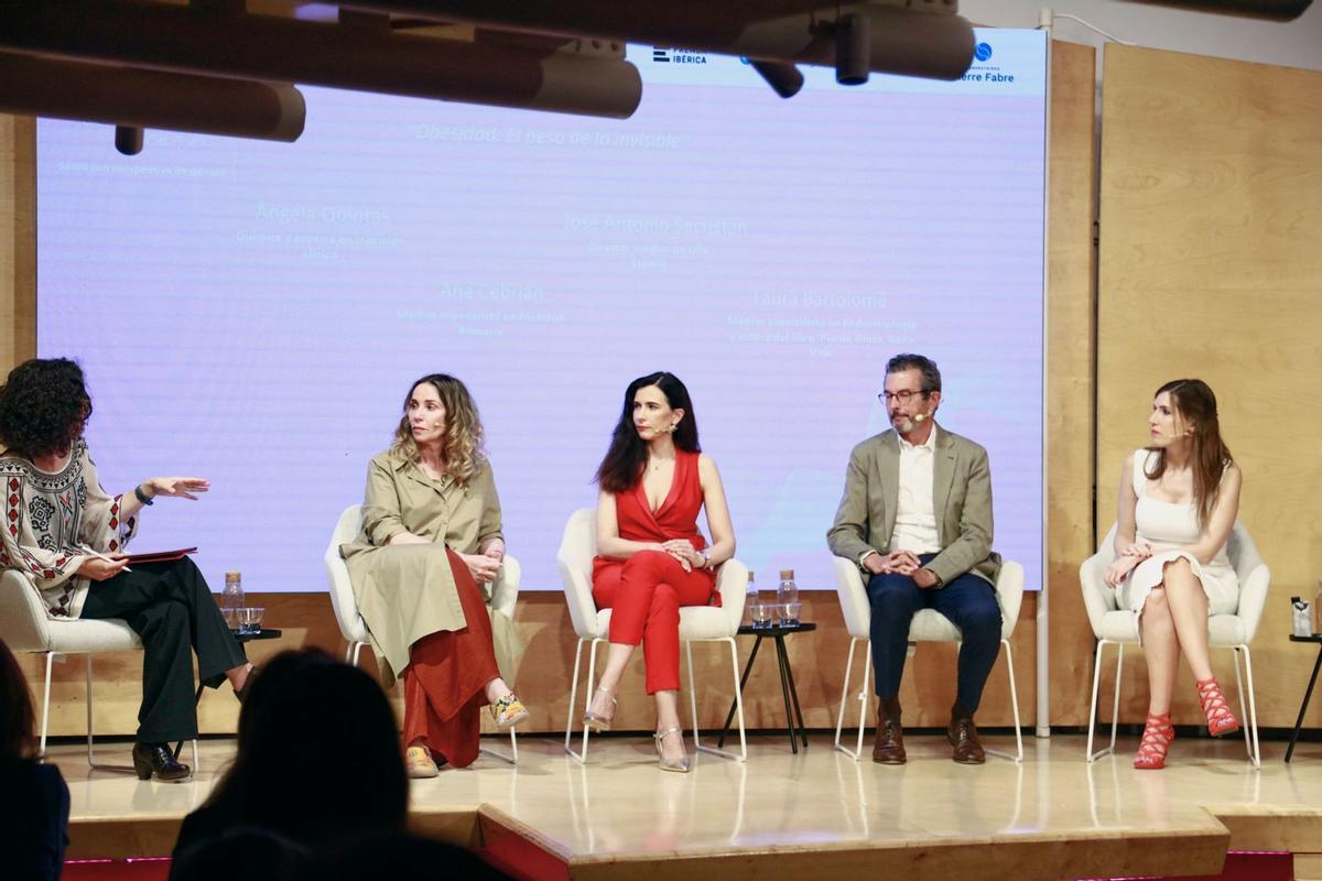 En la mesa de obesidad y estigmas participaron la Dra. Ana Cebrián, El Dr. José Antonio Sacristán, endocrinóloga Laura Bartolomé y Ángela Quintas, experta en nutrición clínica. /