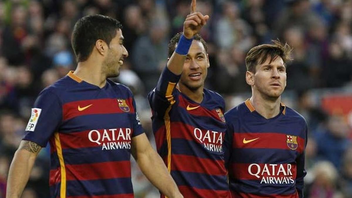 Luis Suárez, Neymar y Leo Messi en la celebración de uno de los goles del FC Barcelona frente a la Real Sociedad