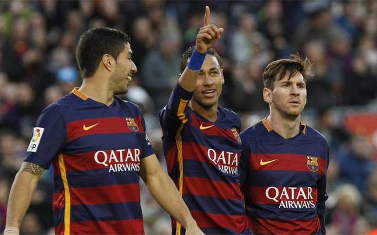 Luis Suárez, Neymar y Leo Messi en la celebración de uno de los goles del FC Barcelona frente a la Real Sociedad