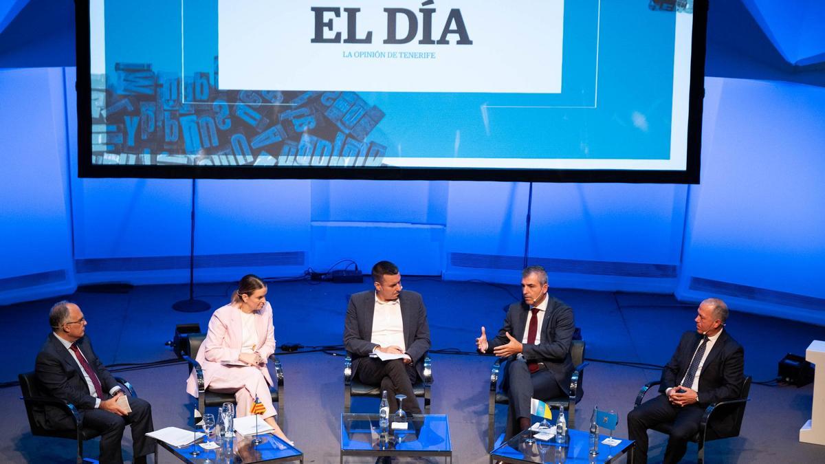 De izquierda a derecha, Alberto Gaitán, Marga Prohens, el periodista y moderador Moisés Álvarez, Manuel Domínguez y Miguel Marín durante el debate.