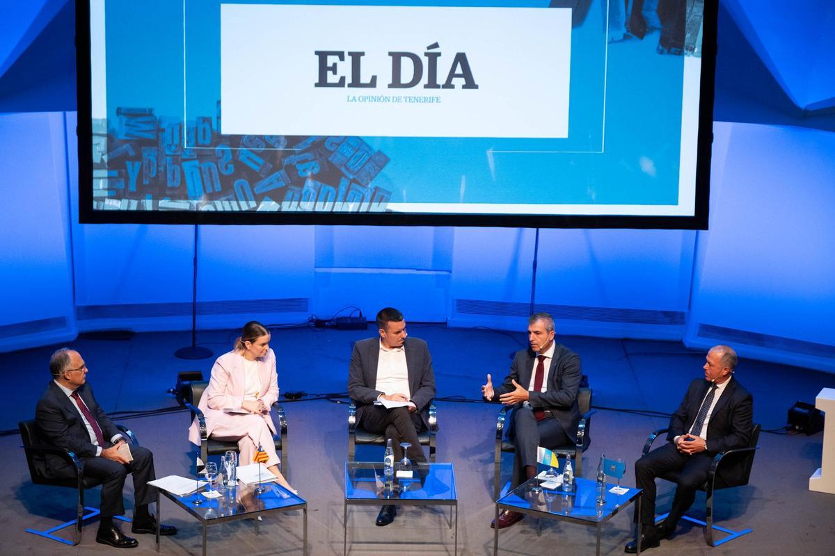 De izquierda a derecha, Alberto Gaitán, Marga Prohens, el periodista y moderador Moisés Álvarez, Manuel Domínguez y Miguel Marín durante el debate.