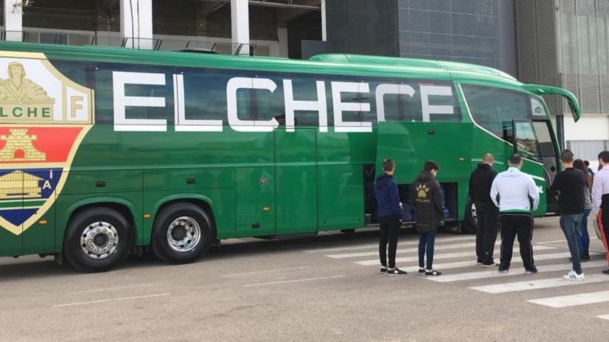 Un grupo de aficionados, junto al autocar del Elche, esperando la salida de los jugadores y el cuerpo técnico