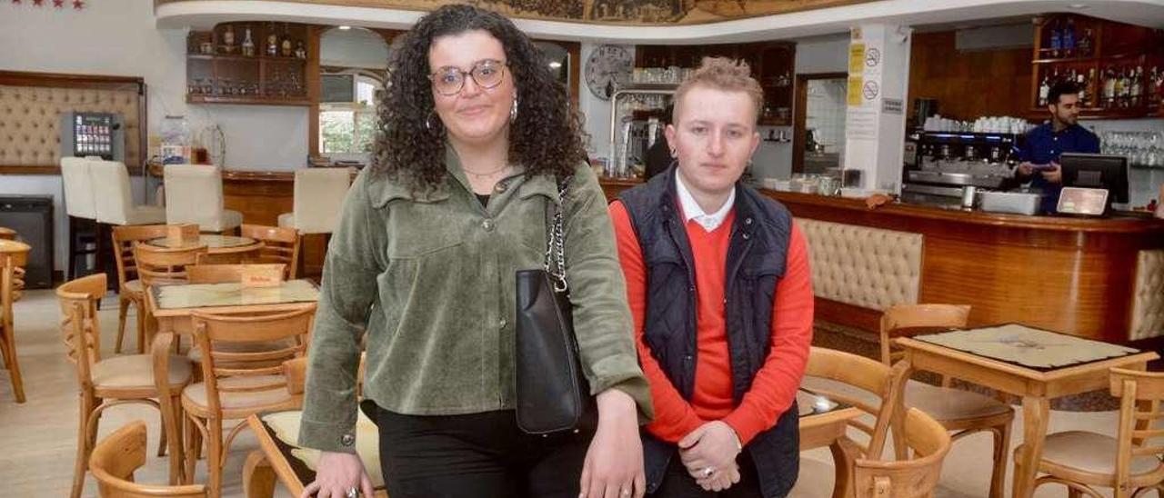 Miriam Baeza Araujo y Edgar Carballeiro Prieto en la Cafetería Carabela. // Rafa Vázquez