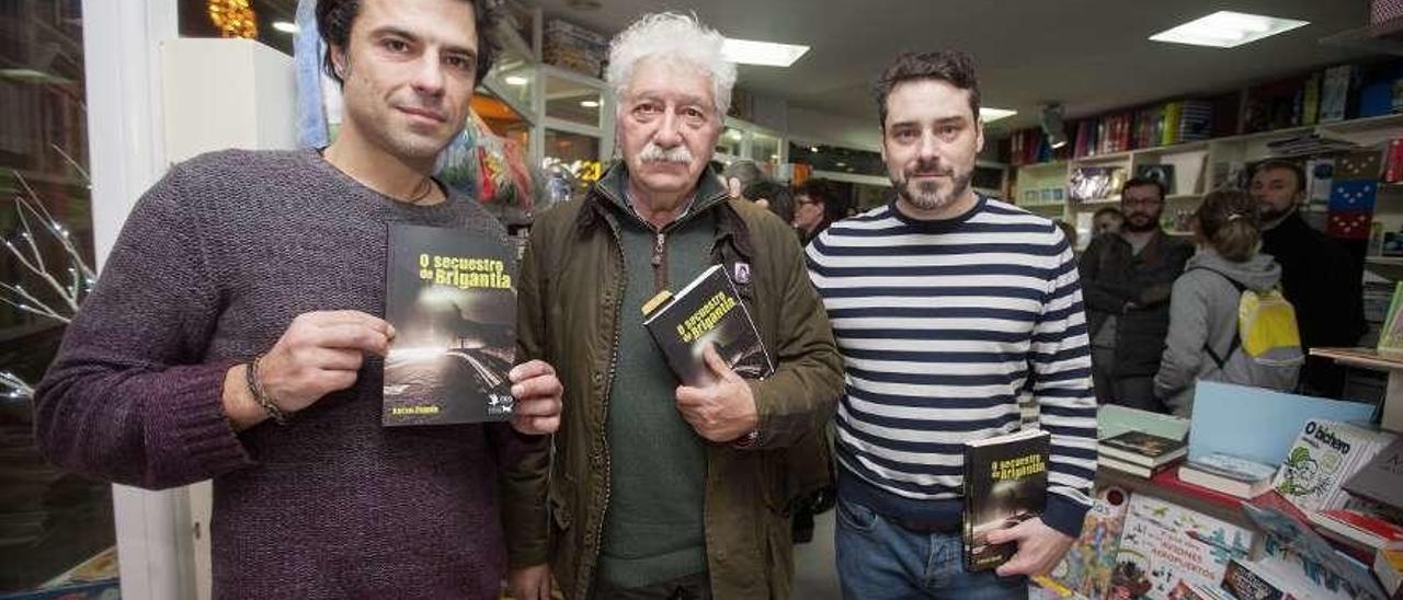 Xurxo Esquíos, primero por la izquierda, en la presentación de su libro. // Bernabé