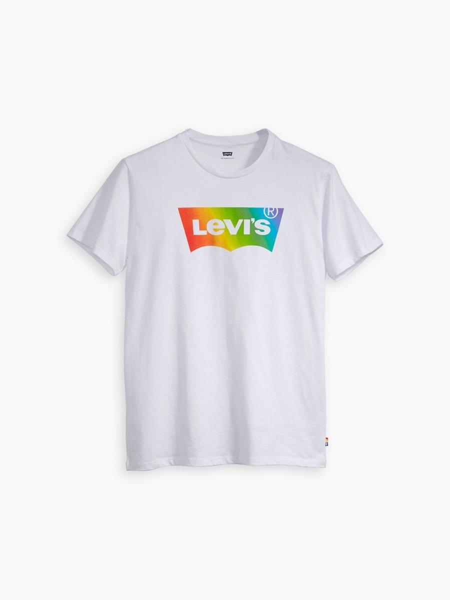 Camiseta blanca con el logo de Levi's en arcoíris. (Precio: 29 euros)