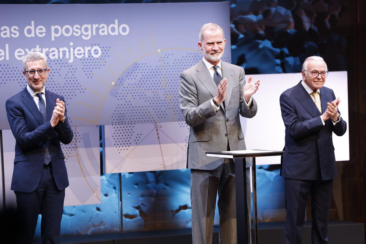 MADRID, 09/07/2026.- El rey Felipe VI, el ministro de Hacienda, Arcadi España (i) y el presidente de la Fundación La Caixa, Isidro Fainé (d), aplauden durante la entrega de las becas de dicha fundación este jueves en Madrid. EFE/ Chema Moya