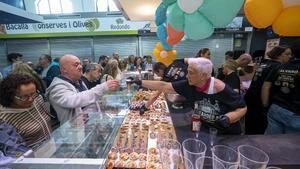 Primera fiesta ‘tardeo’ en el interior de un mercado municipal, el mercado de Sagarra en Santa Coloma de Gramenet.