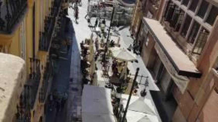 Imagen de las terrazas de la calle Ribera ayer tomada desde un balcón de una finca vecinal.