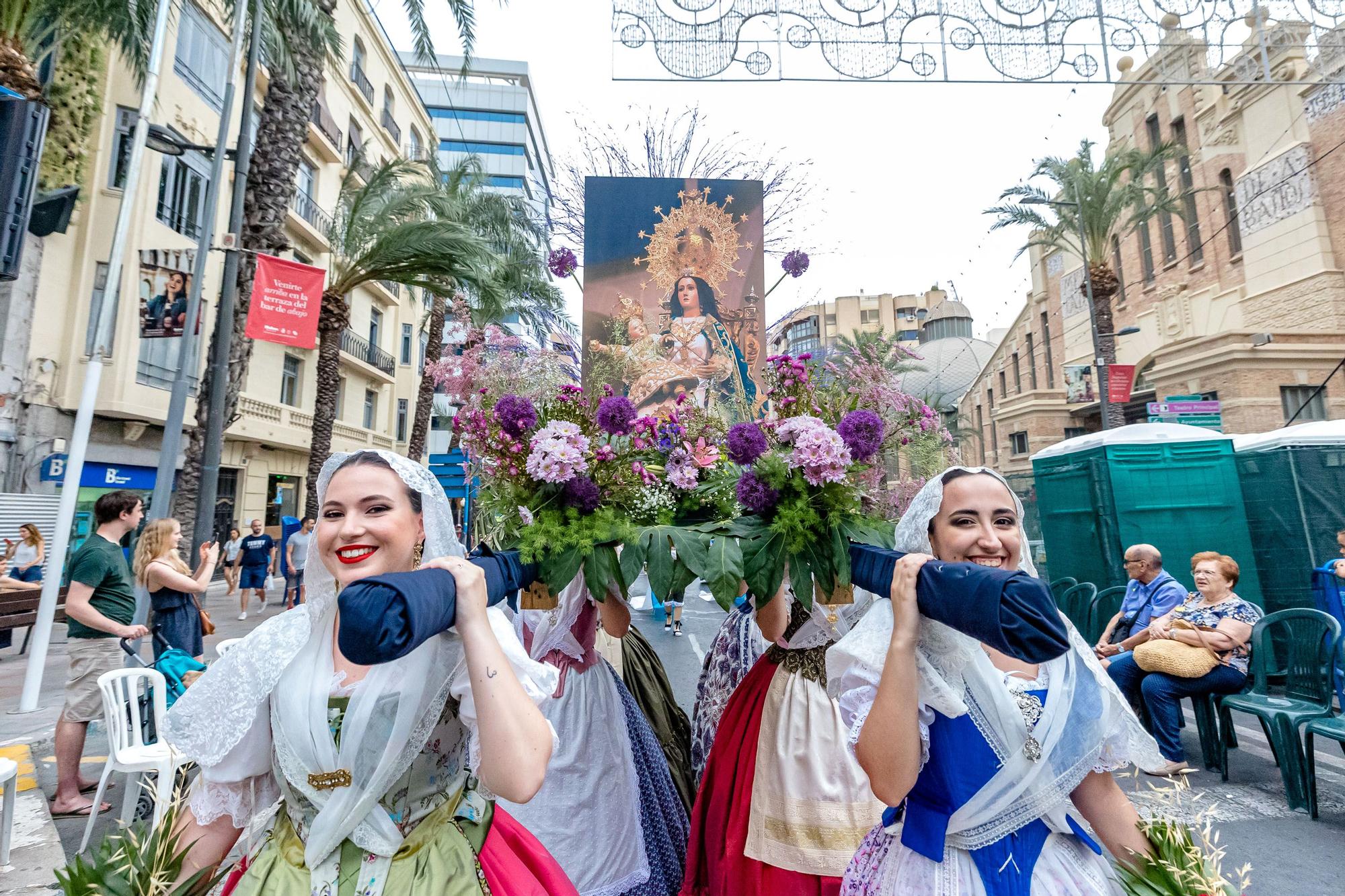 La Ofrenda de flores de las Hogueras 2022 en imágenes